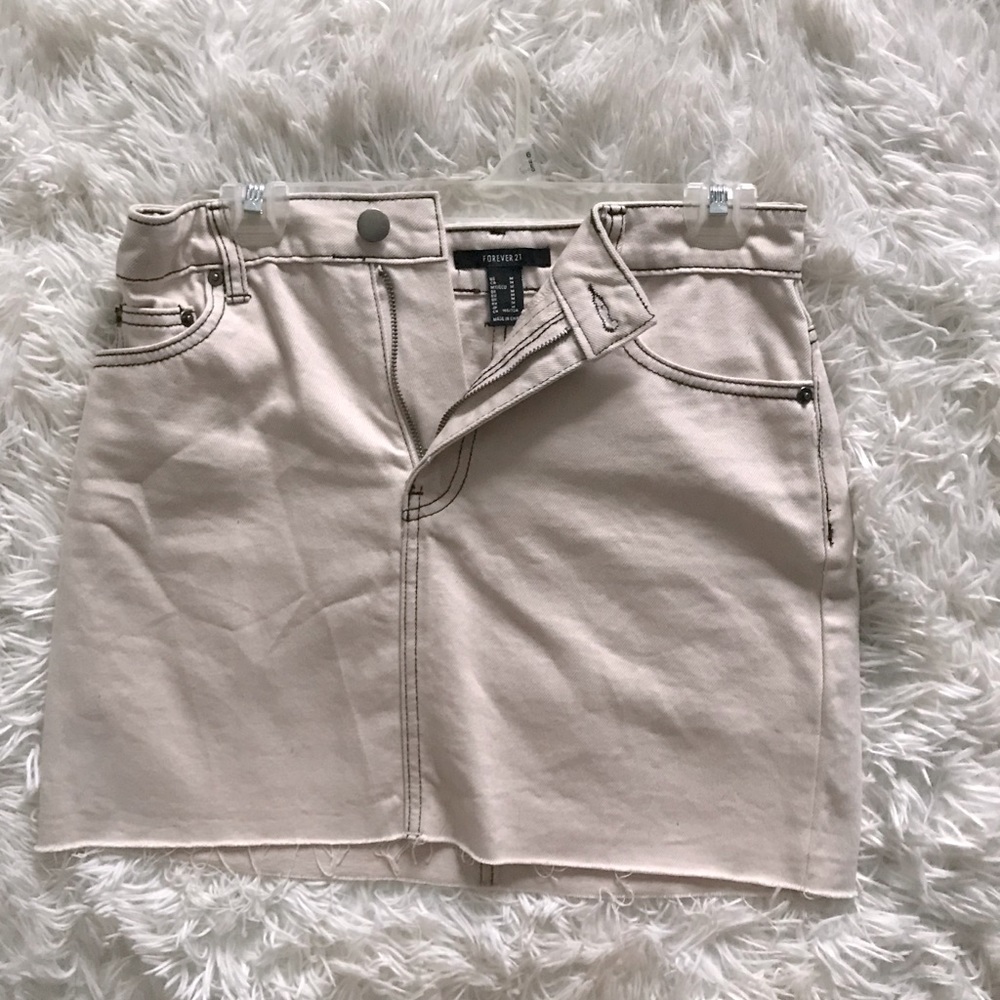 Dusty pink high waisted denim skirt. Forever 21, size M. Never been worn!